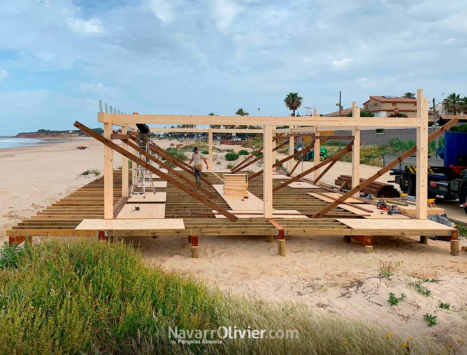 Construcción de chiringuito de madera sobre pilotes en La Barrosa