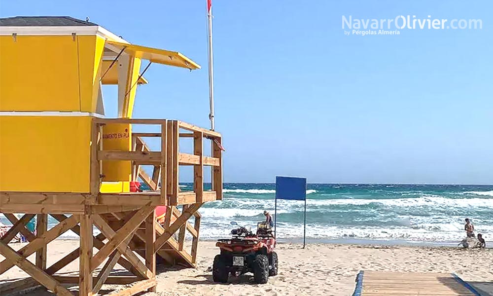 Caseta de madera personalizada para vigilancia de playas