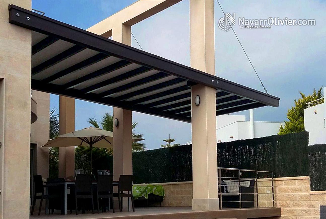 Pérgola suspendida con tensores