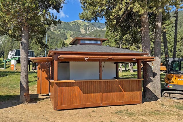 Chiringuito modular para zona de deportes acuáticos en La Molina, Pirineo Catalán.