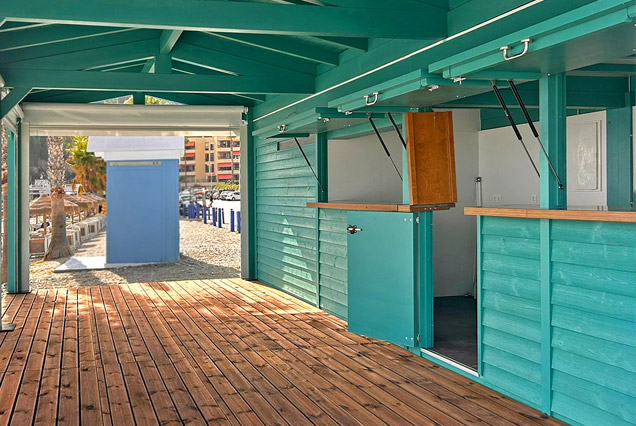 Chiringuito con terraza de madera tratada acabada en verde. Construcción modular equipada para hostelería de playa de La Herradura, Almuñecar, Granada.