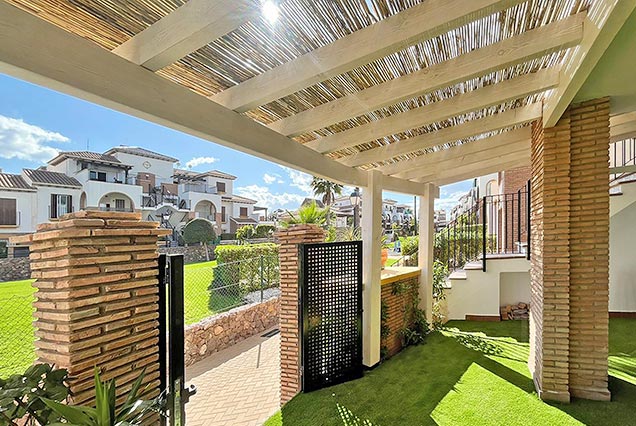 Pérgola de madera y caña en Vera Playa, Almería 
