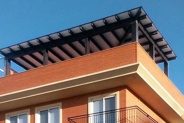 Pérgola en madera laminada para azotea. Pérgola para ático en Puerto Lumbreras, Murcia
