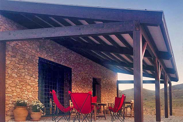 Porche de madera y tronco para fachada de casa rural en La Azohía, Cartagena.