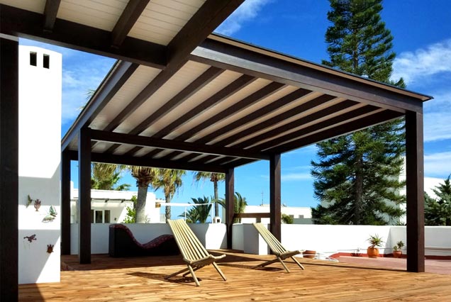 Pérgola de madera para vivienda turística en Vera Playa, Almería.	