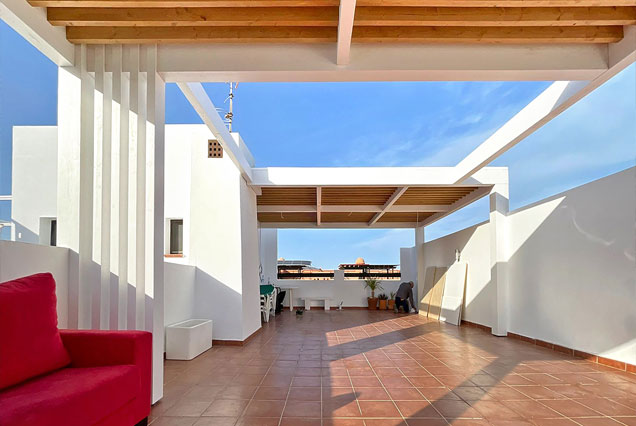 Pérgola de madera blanco y roble. Pérgola de diseño para Azotea de piao turístico en Vera Playa.