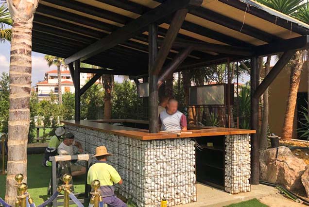 Barra con pergola en tronco calibrado