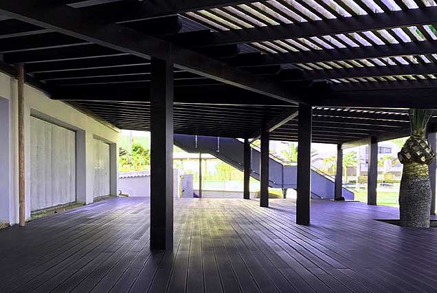 Pérgola minimalista para terraza de hotel