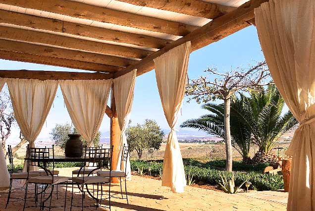 Pérgola de tronco descortezado en Cabo de Gata, Almería