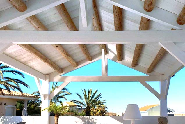 Terraza con deck y pérgola de madera para hotel en Almería