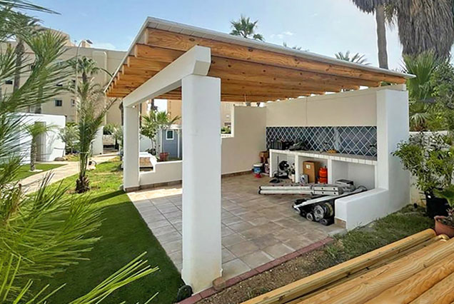Pérgola para cubierta de cocina comedor exterior con cocina para jardín con piscina en Almería.