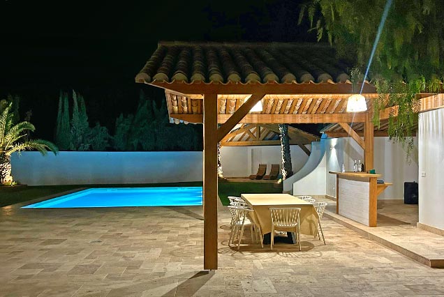Pérgola con teja vista a 2 aguas. Cenador estilo tradicional, en Los Lobos, Almería.