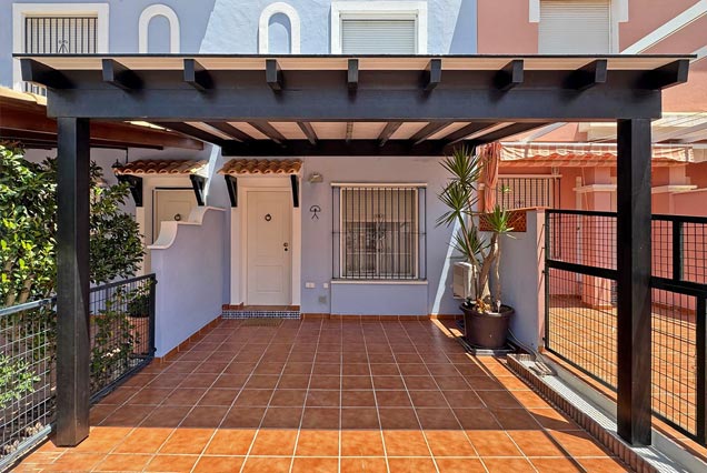 Porche de madera tratada blanco y negro para dúplex en Terreros, Almería.