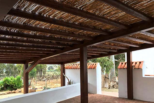 Pergola en tronco natural y cañiso para casa rural