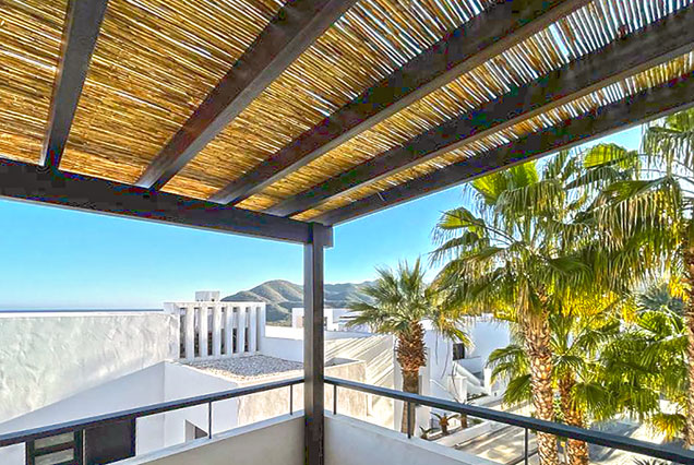 Terraza con pérgola de madera y caña para piso turistico en Las Negras, Almería