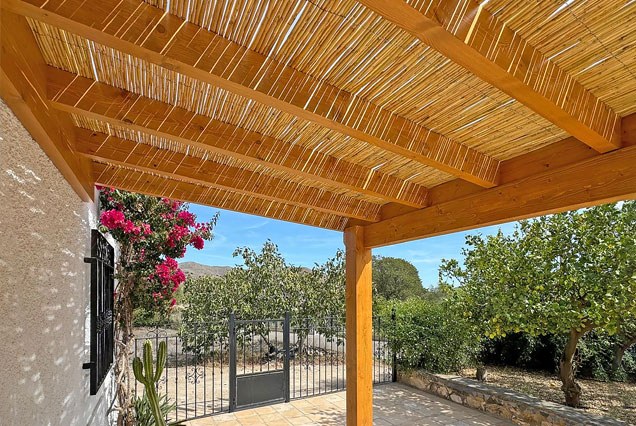 Pérgola de madera y caña para cortijo en Lubrín, Almería
