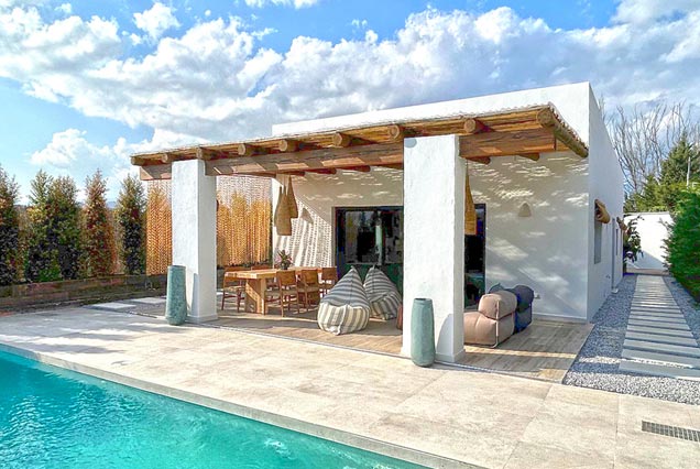 Pérgola de madera y caña estilo mediterráneo, en Marbella 