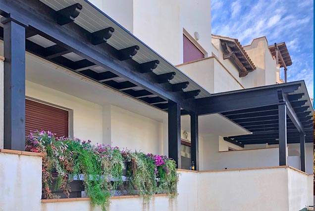 Pérgola de madera para balcón de piso en urbanización Jardines de Nuevo Vera, Vera Playa, Almería.