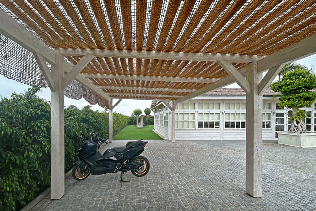 Pérgola de madera estructural para aparcamiento de Loft en Marbella.