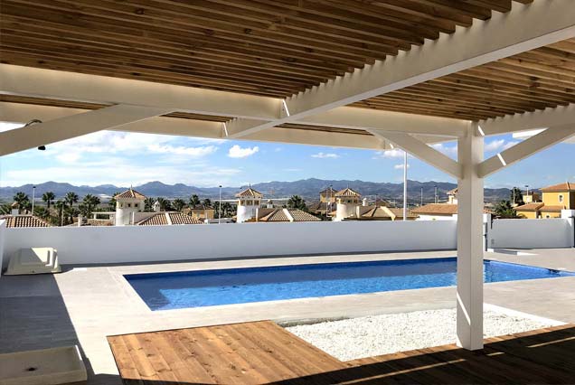 Terraza con pérgola de luz tamizada para piscina