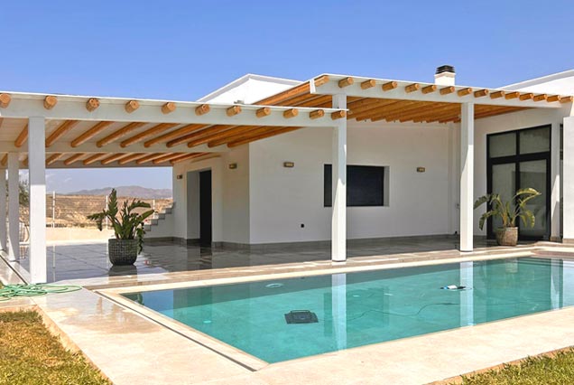 Pérgola de madera y tronco calibrado para casa rural en Mojácar, Almería.	