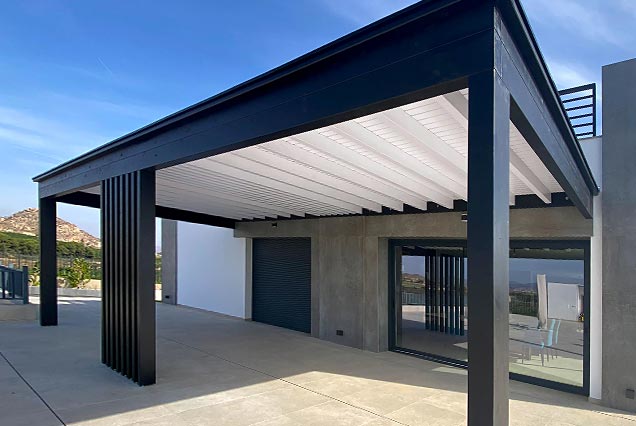 Pergola de madera de diseño minimalista para vivienda moderna en Almerimar.