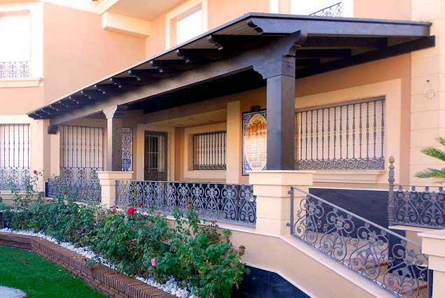 Porche de madera estilo clasico para chalet en Almería 