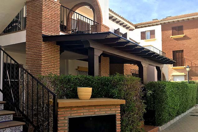 Porche de madera para recibidor de vivienda en Vera