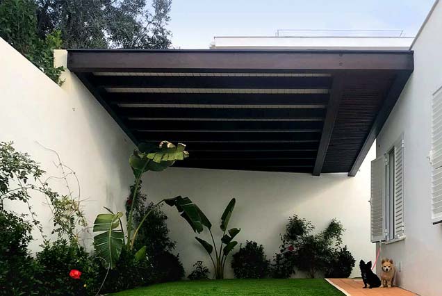 Pérgola suspendida en madera para exterior acabada en negro