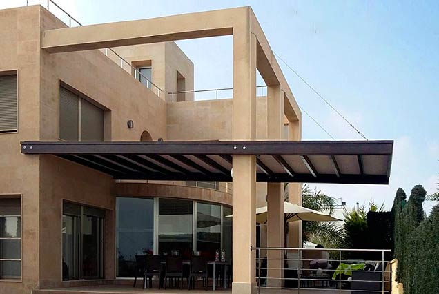 Pérgola voladizo suspendida por tensores en madera estructural