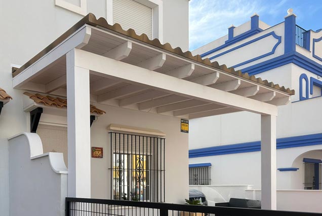 Porche de madera para patio delantero de duples en Terreros, Costa de Almería.	