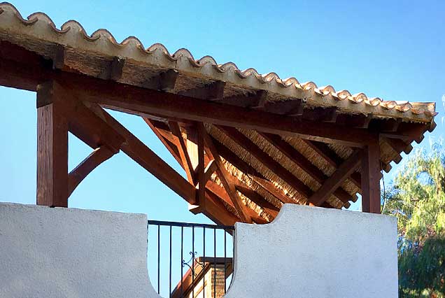 Pérgola de madera triangular para cortijo