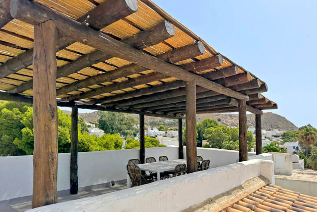 Pérgola de tronco descortezado en Agua Amarga, Cabo de Gata, Almería