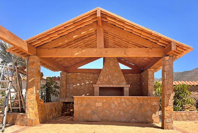Cubierta de teja a 2 aguas para cocina exterior con barbacoa. Pérgola para casa rural en cortijo de Pulpí, Almería.
