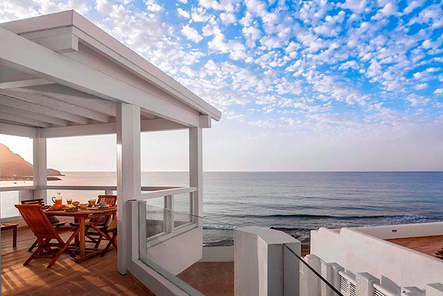 Pérgola de madera blanca para piso en la playa