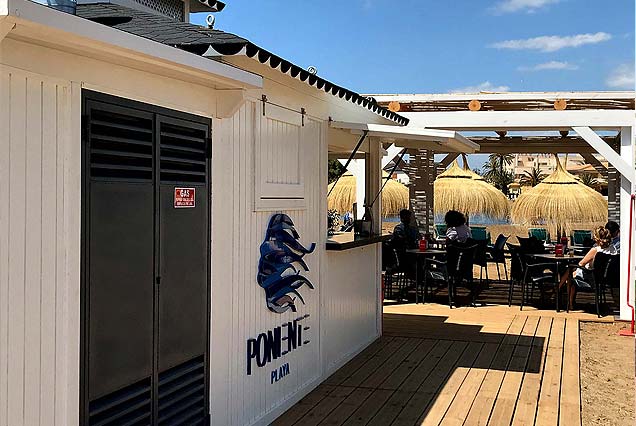 Chiringuito de blanco con terraza en Mazarrón, Murcia