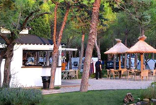 Xiringuito de fusta tractada, Camping and bungalows Sant Miquel, Colera, Girona 