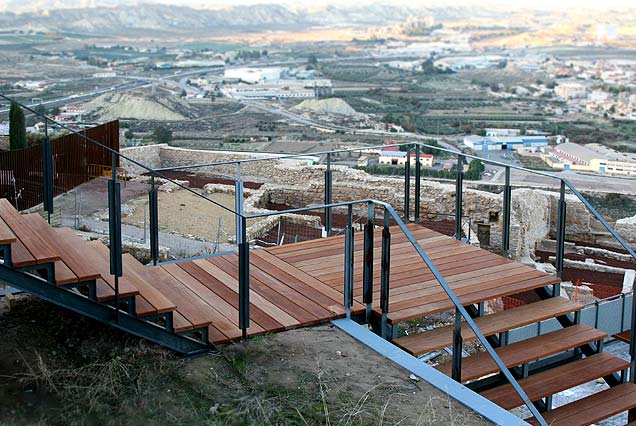 Escalera en madera exotica para exterior. Parador turistico de Lorca, Murcia