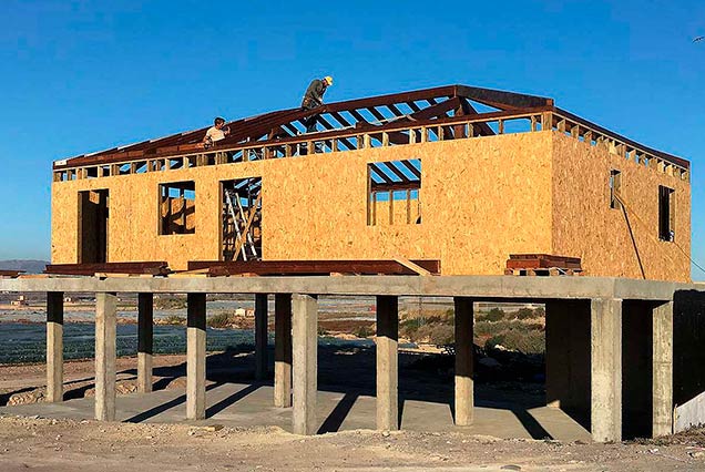 Casa de madera sobre forjado de cemento en zona rural