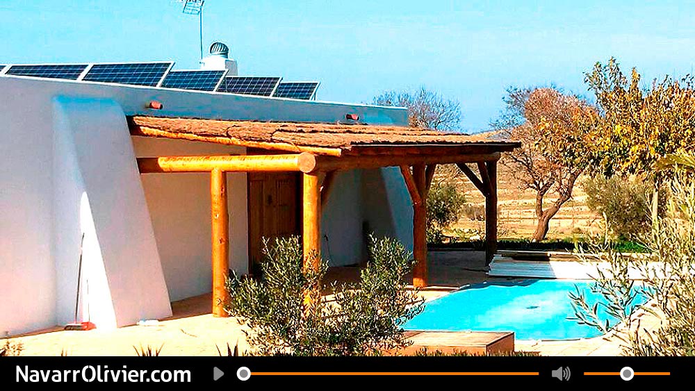 Pergola de troncos para casa rural