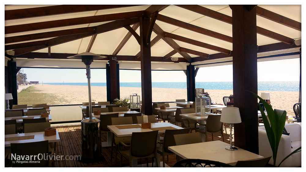 Terraza de chiringuito de madera en Pineda de Mar