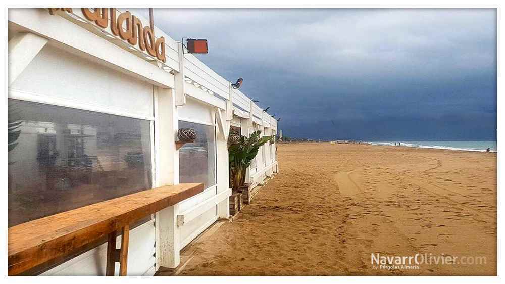 Toldos cortaviento para chiringuito de playa desmontable