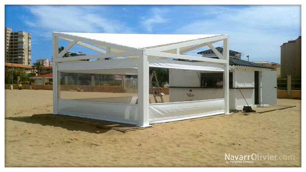 Chiringuito blanco con pergola en Castellon