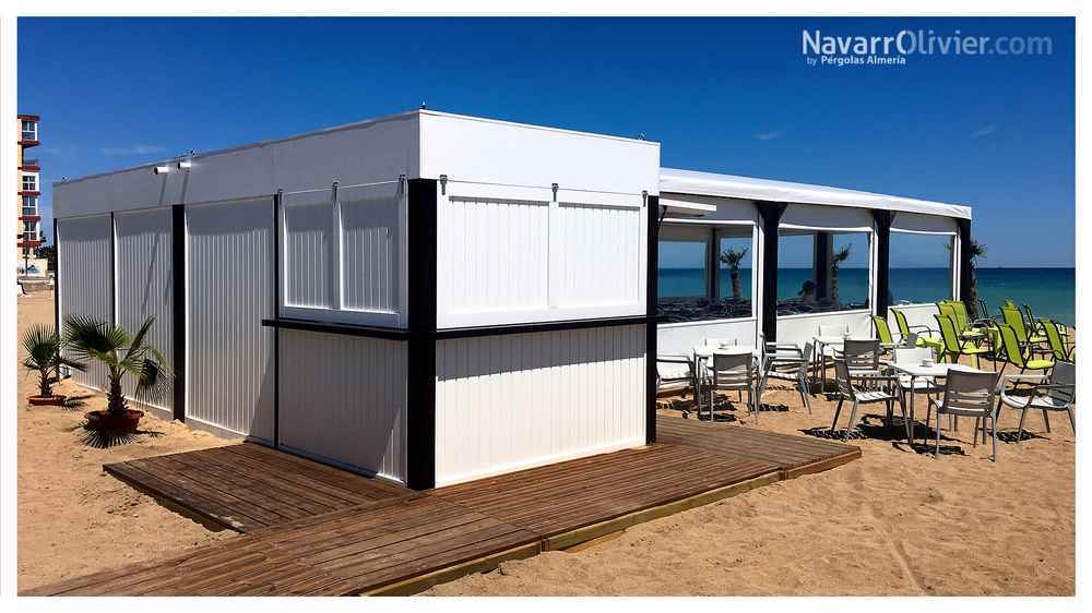 Modulo de chiringuito de madera con terraza cubierta por pergola