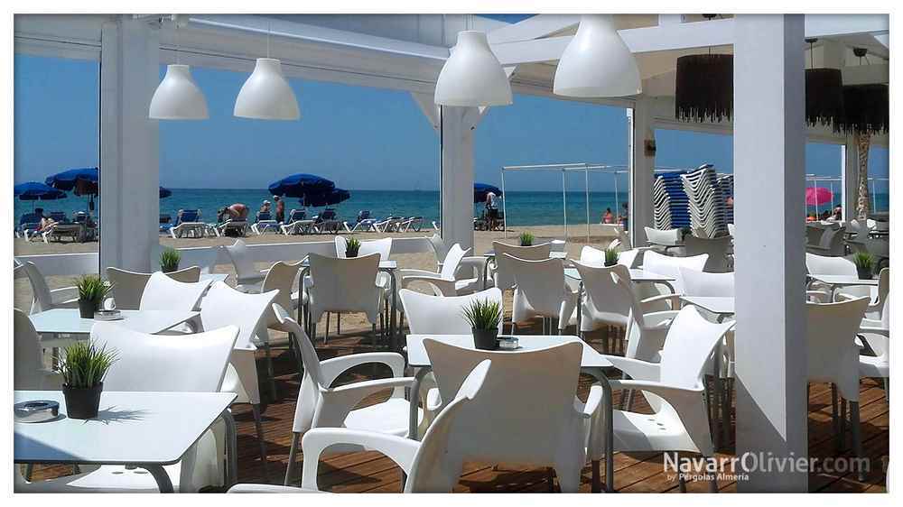 Pergola de madera en blanco con lamparas decorativas led regulables