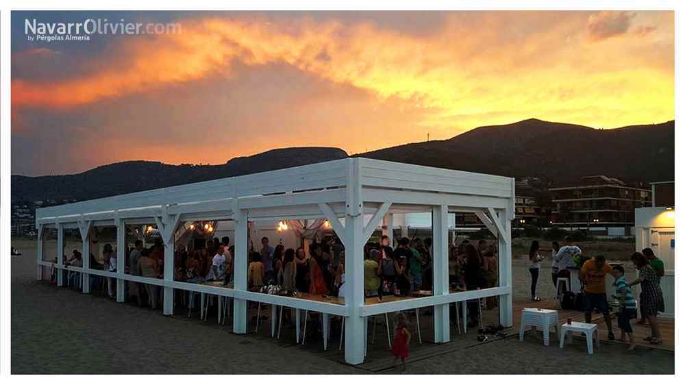 Terraza desmontable para chiringuito con barra perimetral