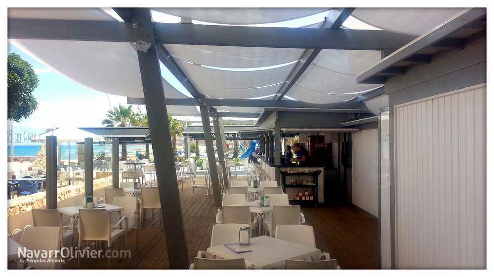 Pergola chillout para chiringuito decorado blanco y gris