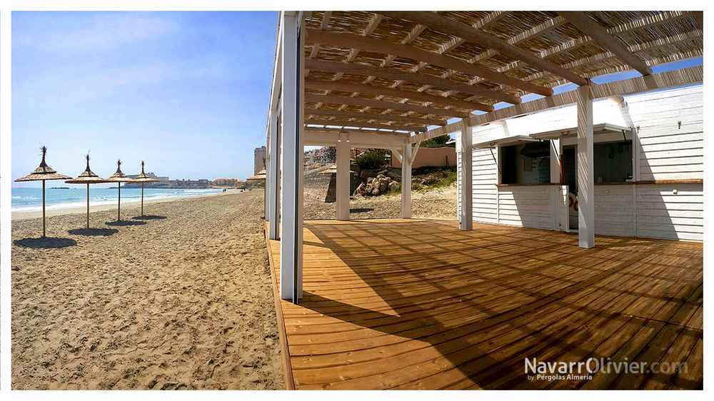 Chiringuito de playa equipado con pergola y suelo de madera
