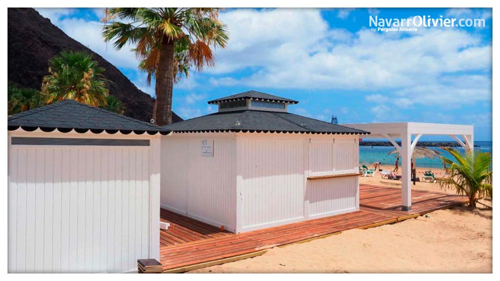 Decoracion de chiringuito de madera con terraza en Playa de Las Teresitas, Tenerife