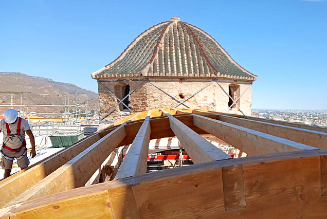 Montaje de cubierta de la Iglesia de San Juan, patrimonio Histórico de Lorca, Región de Murcia